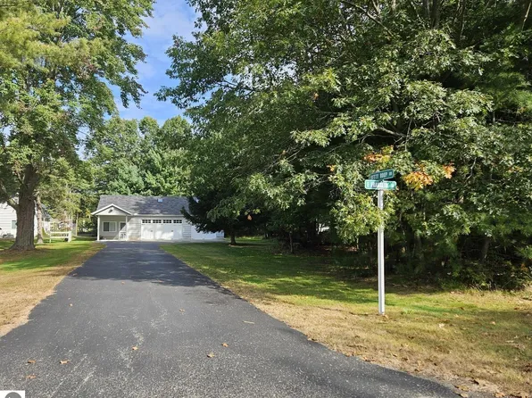 615 E Franklin St, East Tawas, MI 48730