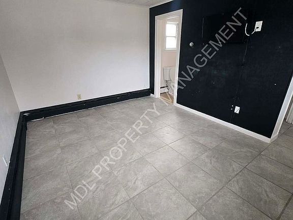 2nd image of 916 N Saginaw St #8