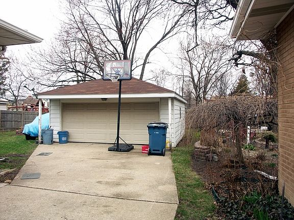5th image of 621 McLean Ave