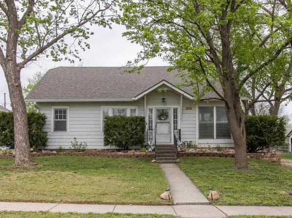 311 E 2nd St, Tonganoxie, KS 66086