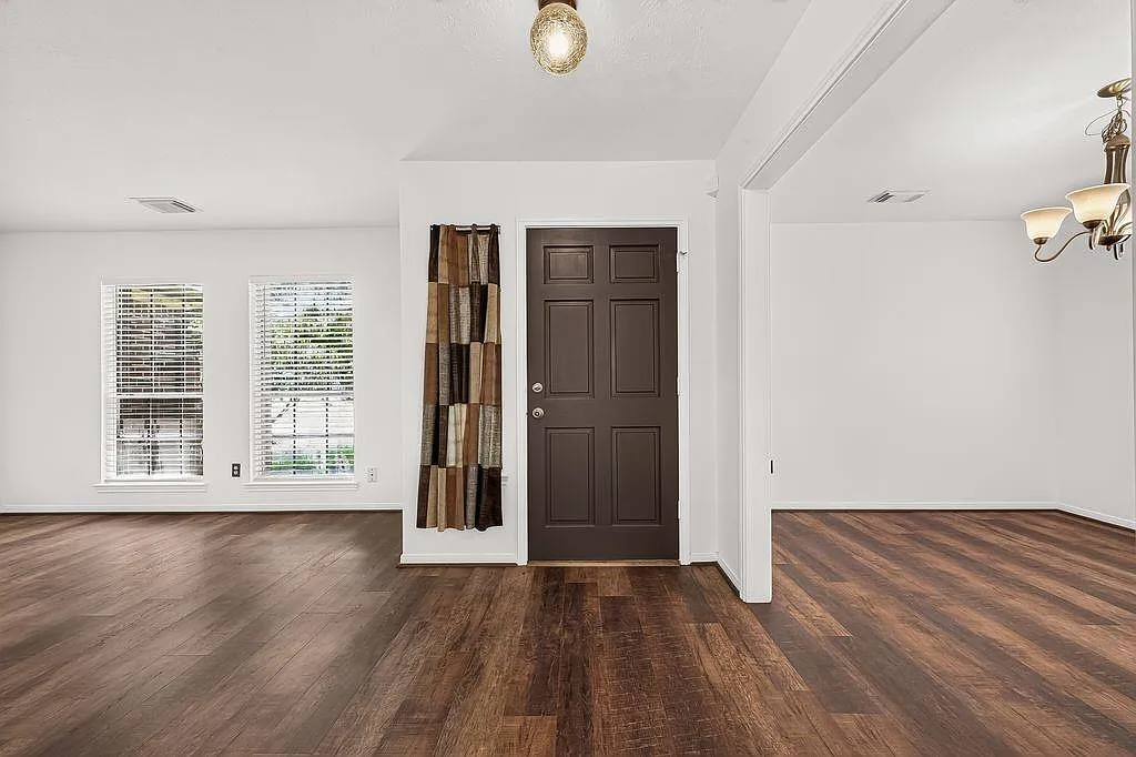 4 bed, 2.5 bath, 2362 sqft, $2,100 — Photo 2