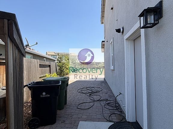 4th image of 621 Tower Ct