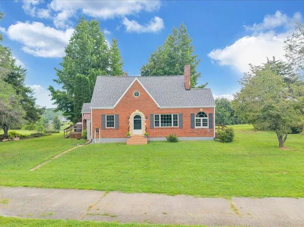 45 Desker Dr, Wirtz, VA 24184