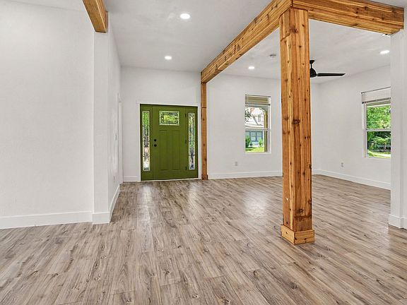 4th image of 2611 Bourland St