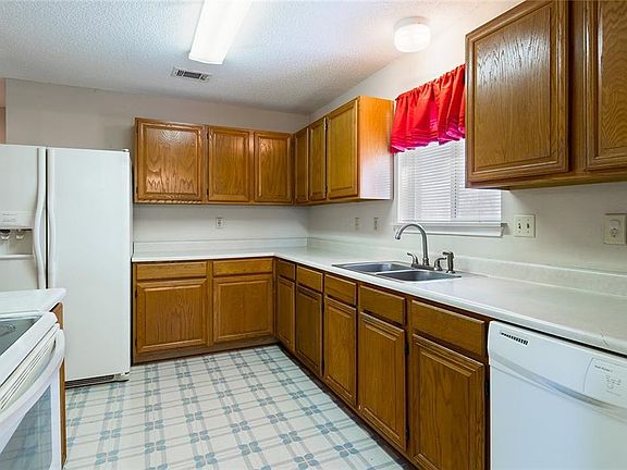 5th image of 104 Idle Creek Ln