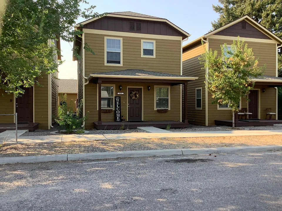 2211 N Ave W