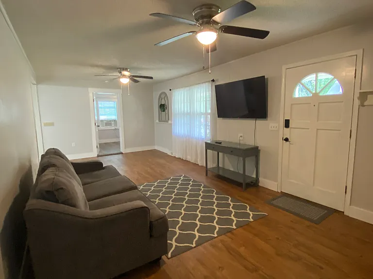 203 Augusta St — Photo 14