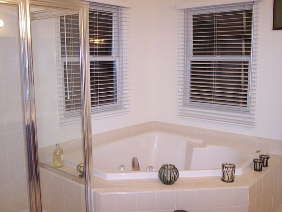 Large soaking tub.  Heaven.