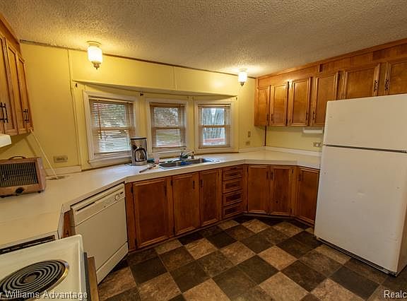 4th image of 2072 Cardwell St