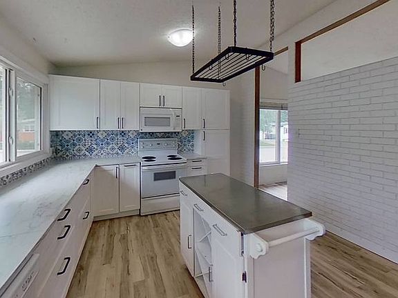 4th image of 127 SE Sunwapta Dr