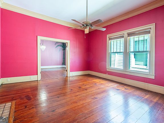 3rd image of 723 Avenue A NE