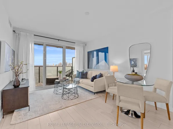 99 Foxbar Rd #2104, Toronto, ON M4V 0B2