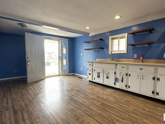 4th image of 404 N Oak St