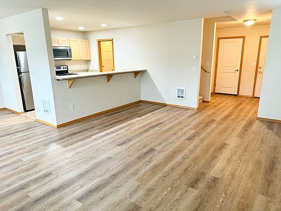 4th image of 372 NE Ohenry Ct
