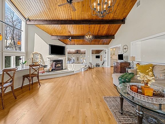 3rd image of 384 Brighton St