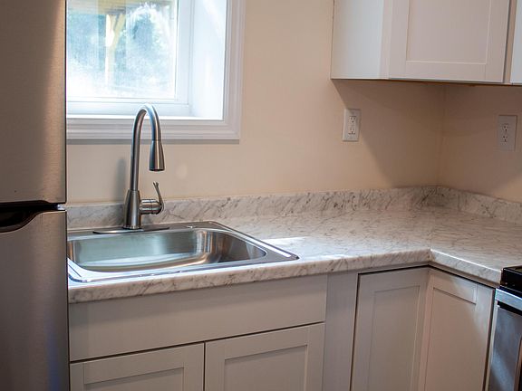 5th image of 210 Scott Ave #B