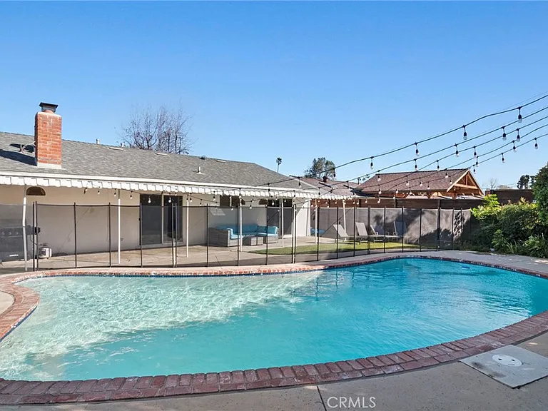 24136 Kittridge St — Photo 34