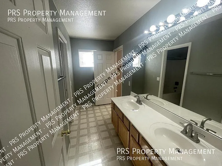 1053 W Bruce Ave — Photo 13