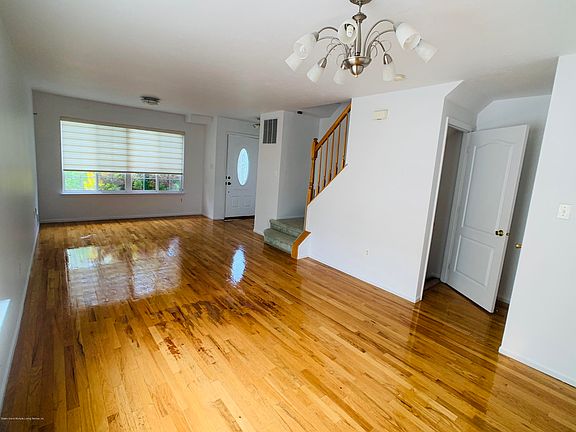 4th image of 916 Rockland Ave