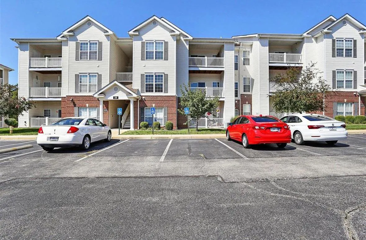 2 bed, 941 sqft, $1,800 — Photo 1