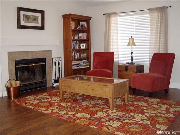 3rd image of 1215 Toyon Cir