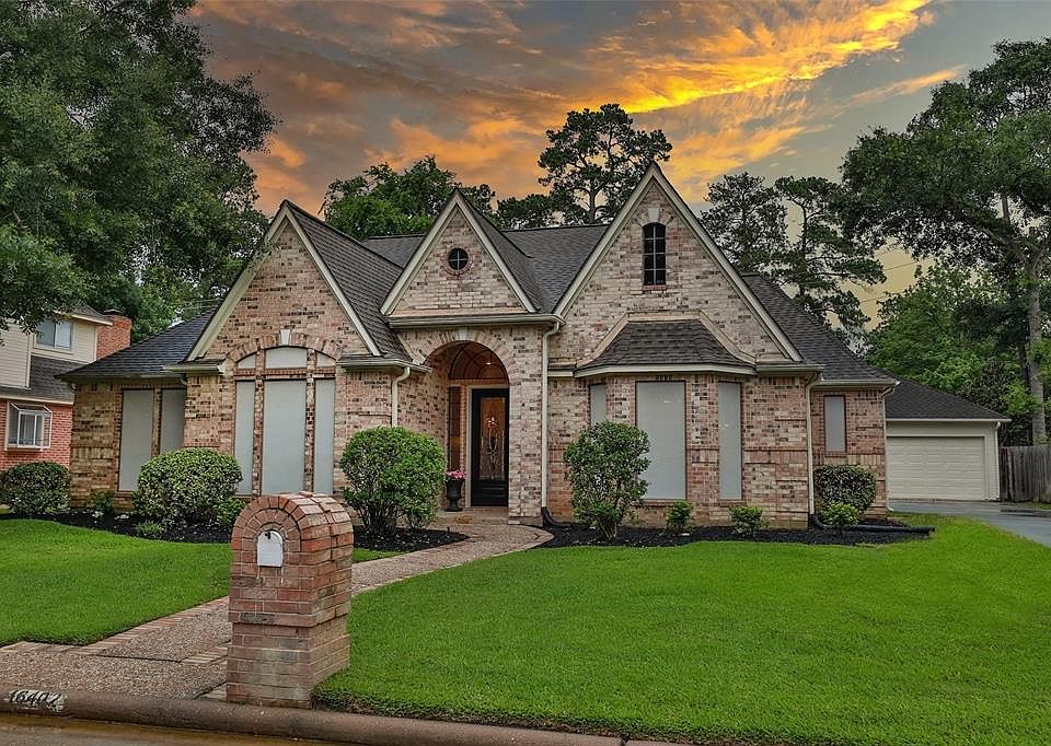 RARE ONE STORY HOME IN CHAMPION FOREST!