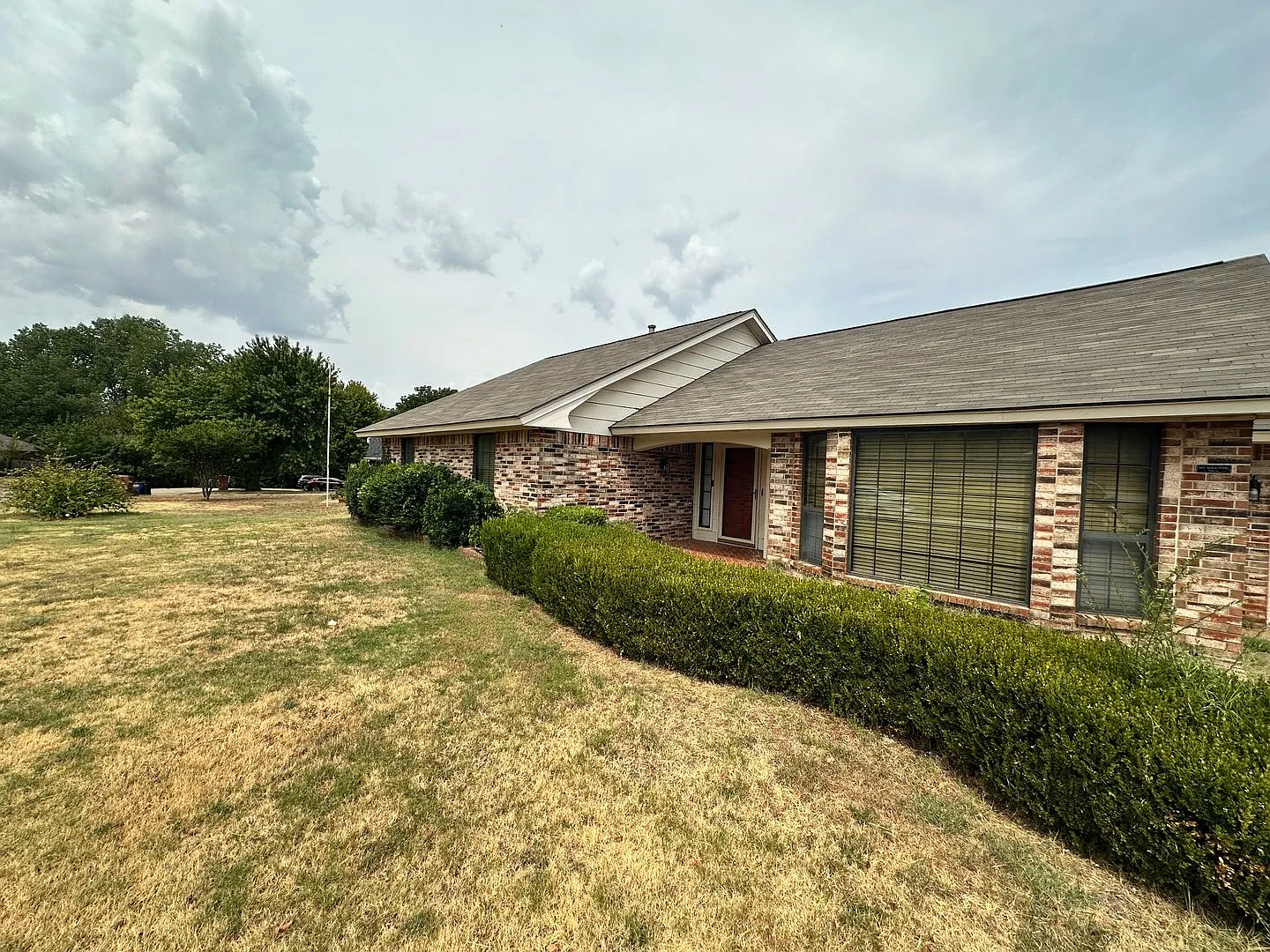 Spacious 3 Bedroom Home for Rent in Mustang! — Photo 2