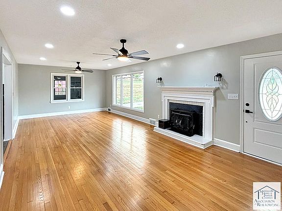 3rd image of 321 Rosewood Ave