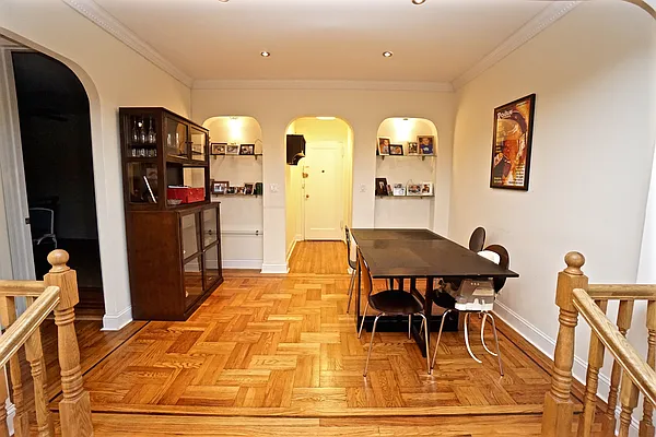 Sold by Bizzarro Agency | media 17