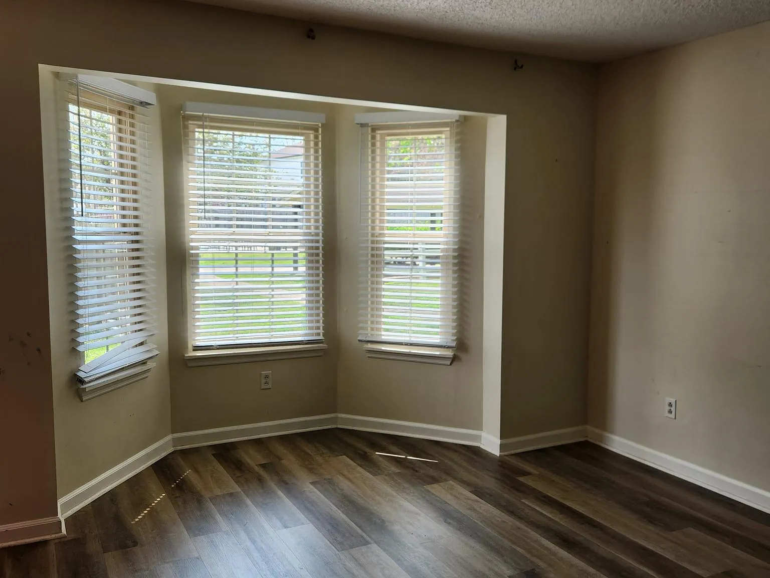 2 bed, 1.5 bath, 1090 sqft, $1,600 — Photo 3