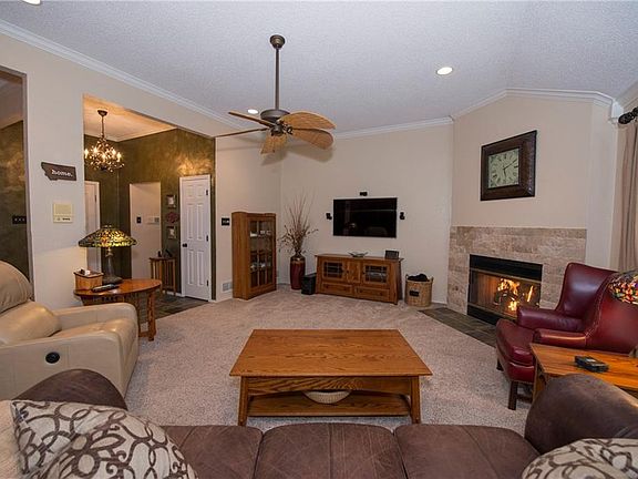 3rd image of 303 Creekside Dr
