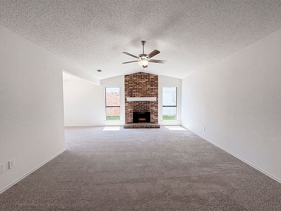 3rd image of 220 Creekwood Ln