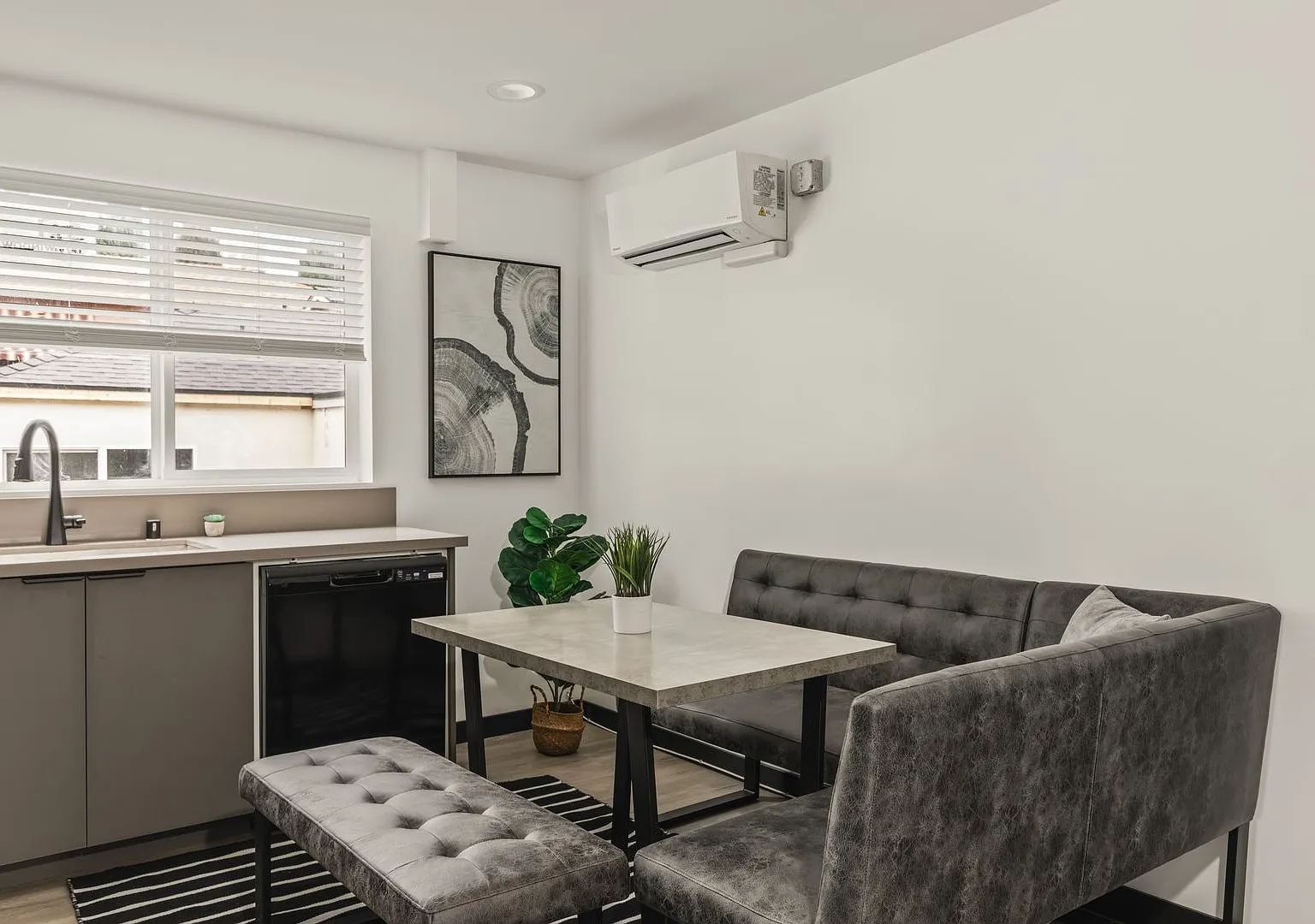A 5 bedroom, 4 bathroom Fully Furnished Apartment at 1517 1/2 Selby Ave. — Photo 3