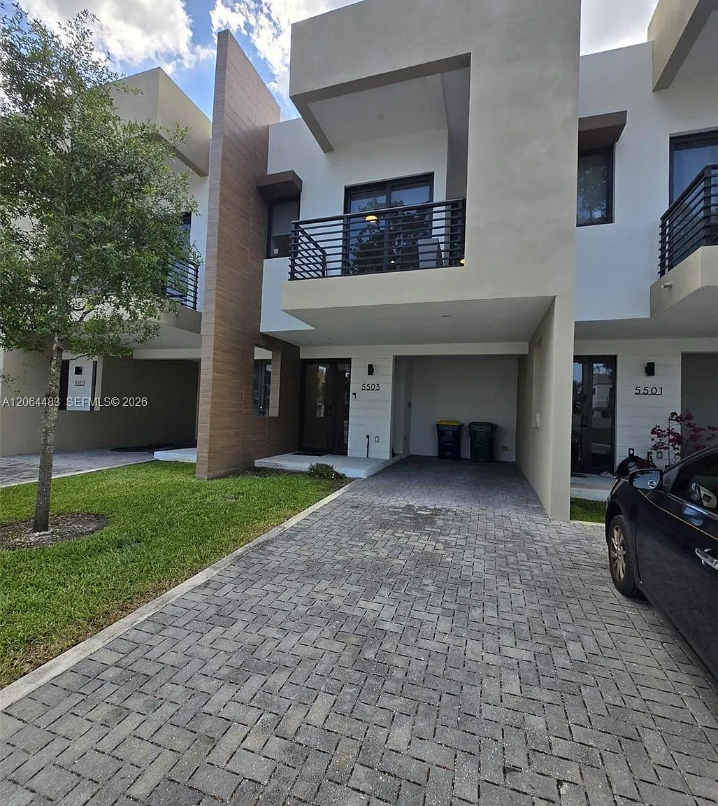 Oaks Place — Photo 2