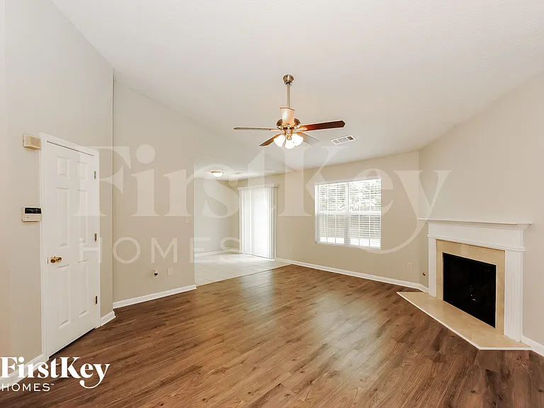 5255 Hillcrest Glenn Dr — Photo 3