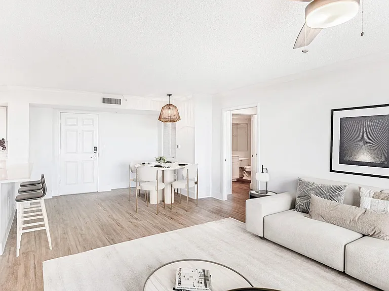 Gables Grand Plaza Apartments — Photo 36
