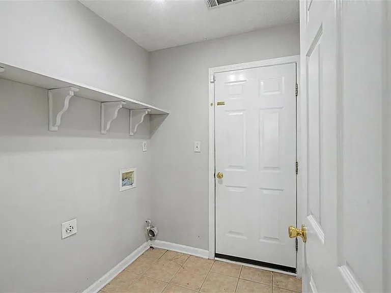 665 Peachtree Trails Dr — Photo 23