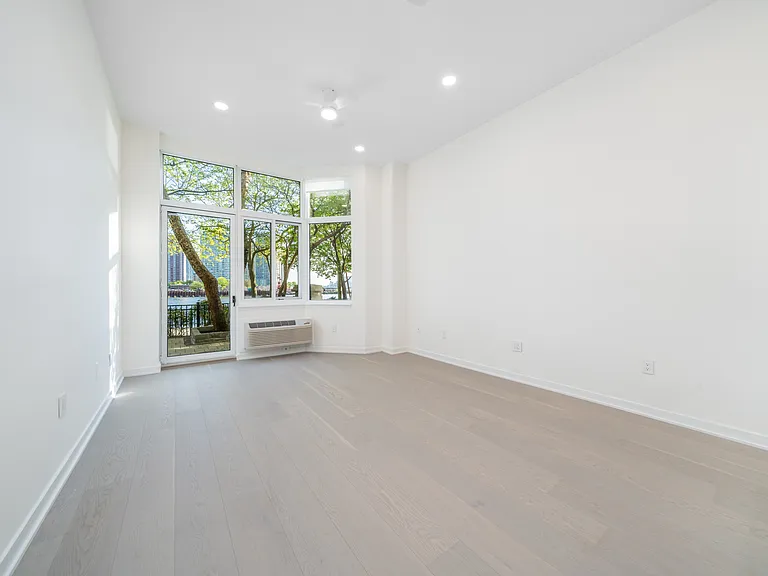 Beautiful view of midtown Manhattan from your living space, ceiling fans to cool down and circulate air