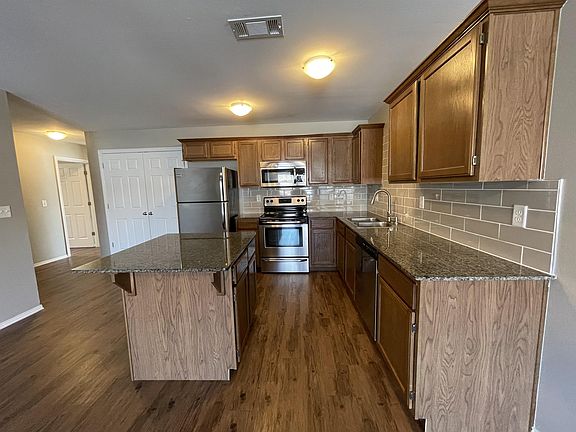 4th image of 2902 SW Deerfield Blvd #2