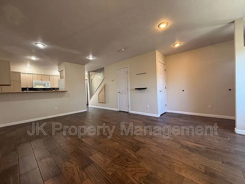 3 bed, 2.5 bath, 1323 sqft, $2,100 — Photo 3