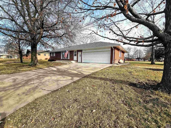 318 N 4th St, Sabetha, KS 66534