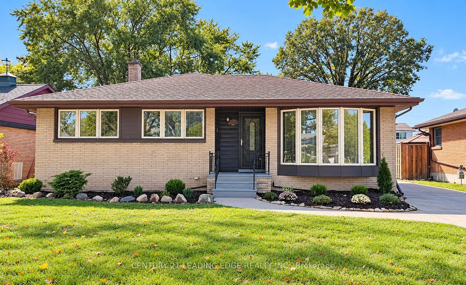 4 bed, $2,400 — Photo 1