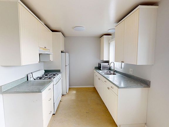 3rd image of 627 Belmont Ave #5
