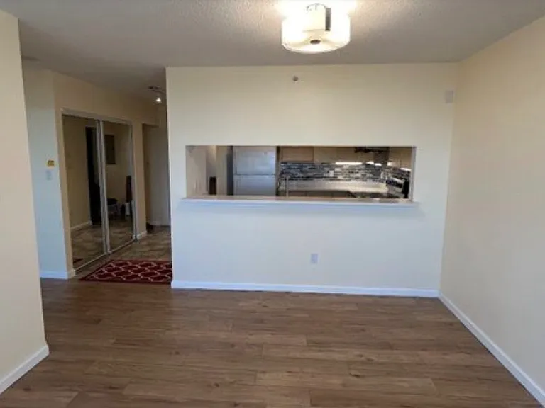 1148 Heffley Cres #11 — Photo 5
