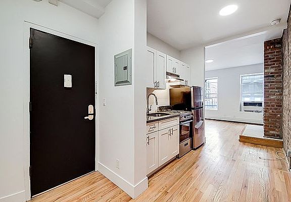 3rd image of 146 10th Ave #3