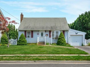 18 Plymouth Road, Massapequa, NY 11758