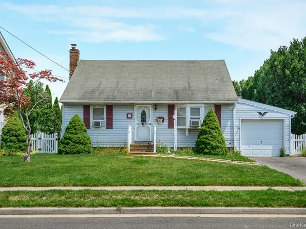 18 Plymouth Road, Massapequa, NY 11758