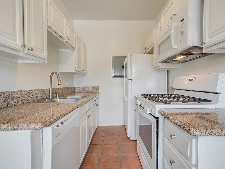 232 S Reeves Dr — Photo 37