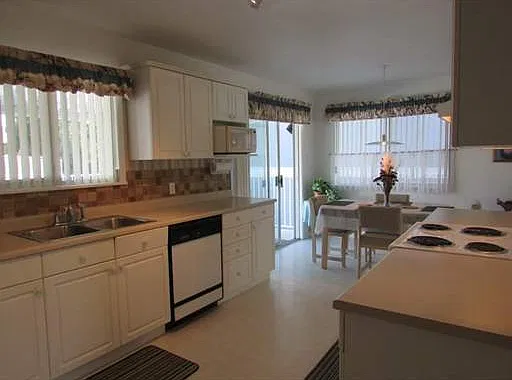 3 bed, 2.0 bath, 2200 sqft, $3,200 — Photo 4
