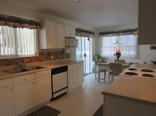 1090 Ewson St #1A — Photo 4